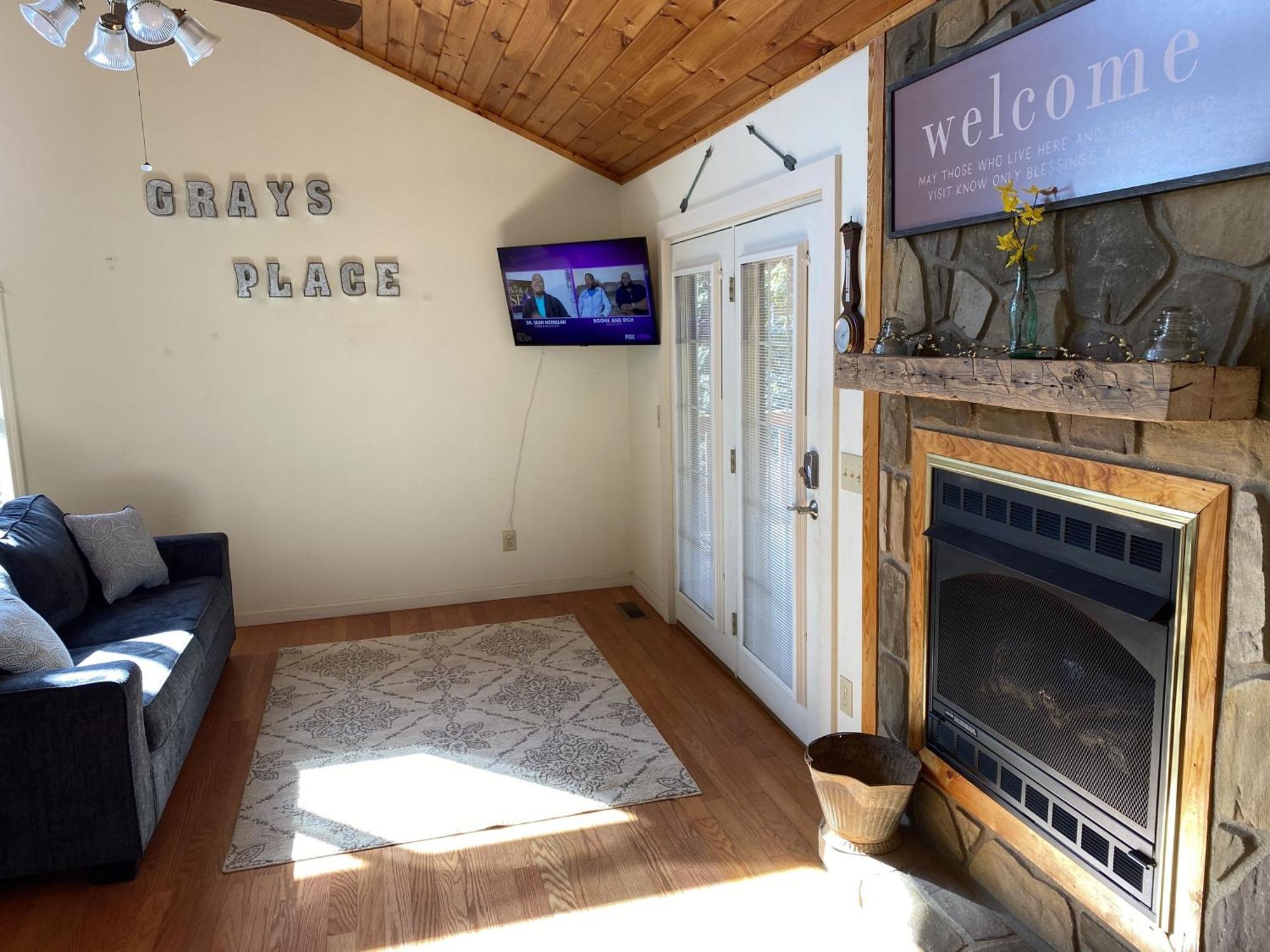 Gray'S Place On Cosby Creek - 2 Bedrooms, 2 Baths, Sleeps 6 Home Bagian luar foto